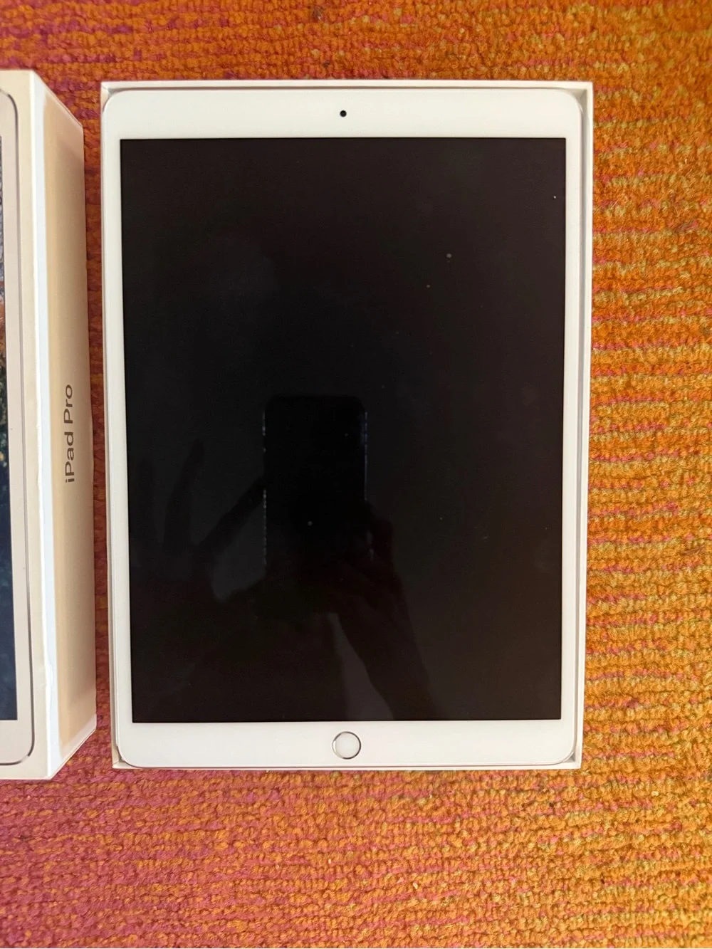 NWT iPad PRO White with Silver Bezel -unboxed! PERFECT CONDITION!-